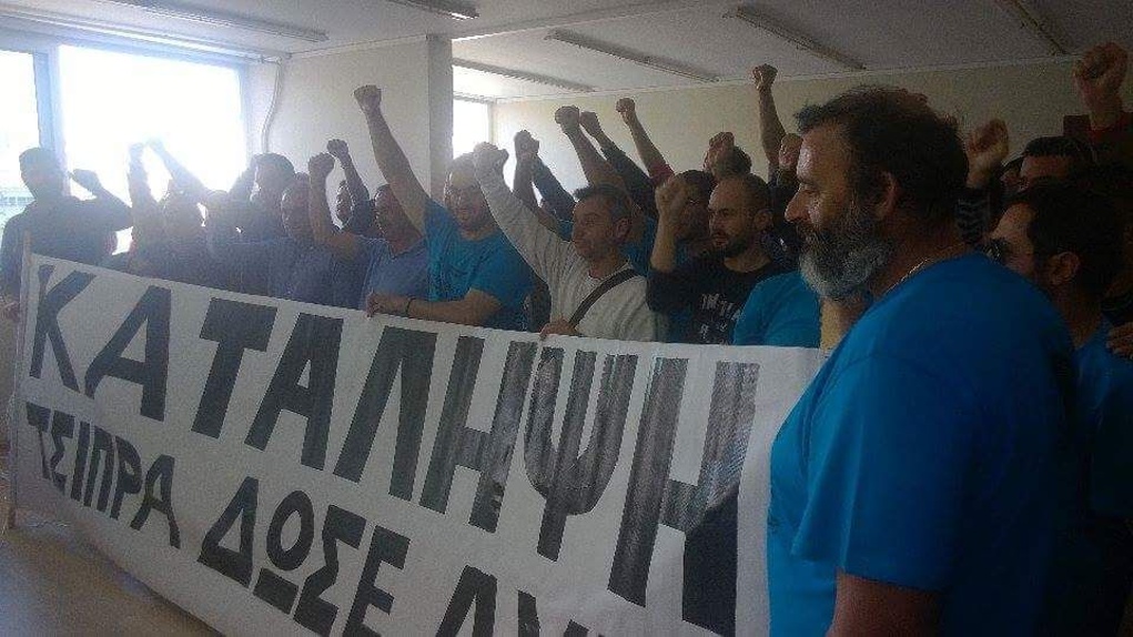 Καβάλα: Υπό κατάληψη τα γραφεία του ΣΥΡΙΖΑ από απολυμένους των λιπασμάτων