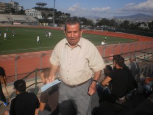 Φωτο ο Κώστας Κατακουζηνός, η ζωντανή ιστορία του συλλόγου με αριθμό δελτίου νο2. Σήμερα κόβει εισιτήρια στους εντός έδρας αγώνες του συλλόγου. 