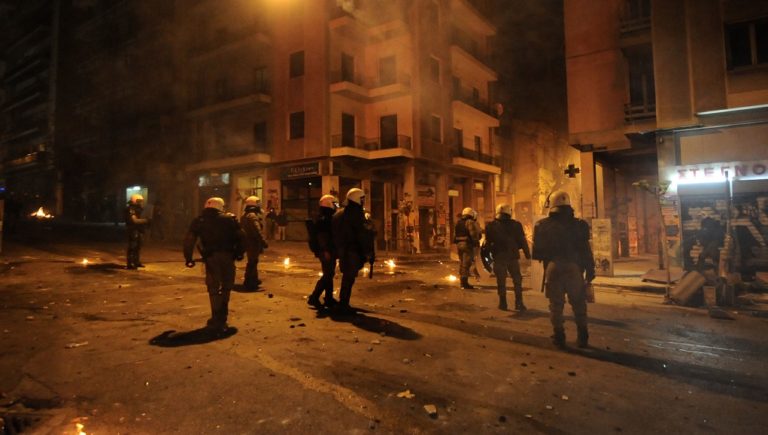 Επίθεση αγνώστων με μολότοφ κατά διμοιρίας των ΜΑΤ στα Εξάρχεια