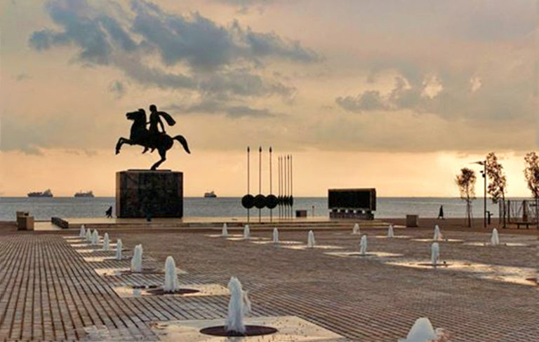 Η Νέα Παραλία ομορφαίνει την Κυριακή με την εργασία εθελοντών