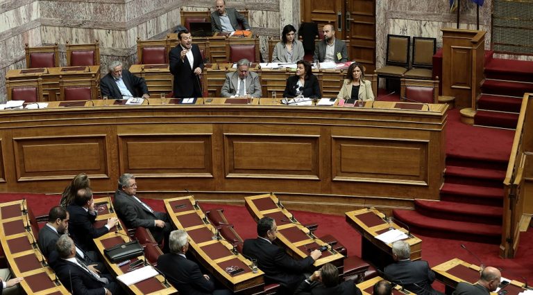 Παππάς: Πείτε στο λαό να επιστραφούν τα λεφτά των καναλαρχών-Υψηλοί τόνοι στη Βουλή