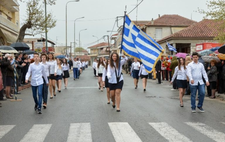 Με κλήρωση οι σημαιοφόροι και παραστάτες στα δημοτικά – Αντιδράσεις