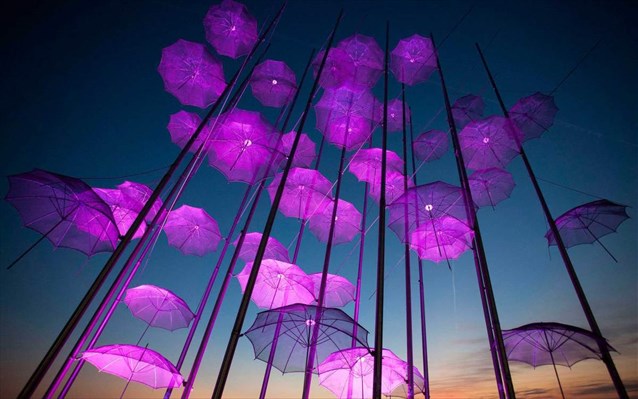 Στα ροζ απόψε οι ομπρέλες του Ζογγολόπουλου στη Νέα Παραλία