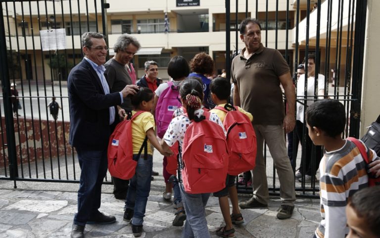 Ευχές, χαμόγελα, αλλά και ενστάσεις για τα 1.500 προσφυγόπουλα στα σχολεία