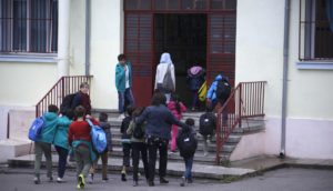 Ευχές, χαμόγελα, αλλά και ενστάσεις για τα 1.500 προσφυγόπουλα στα σχολεία