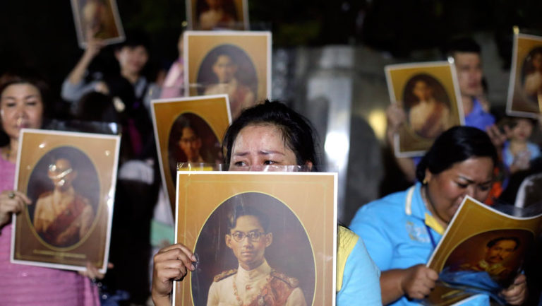 Πέθανε ο βασιλιάς της Ταϊλάνδης, ο μακροβιότερος μονάρχης στον πλανήτη