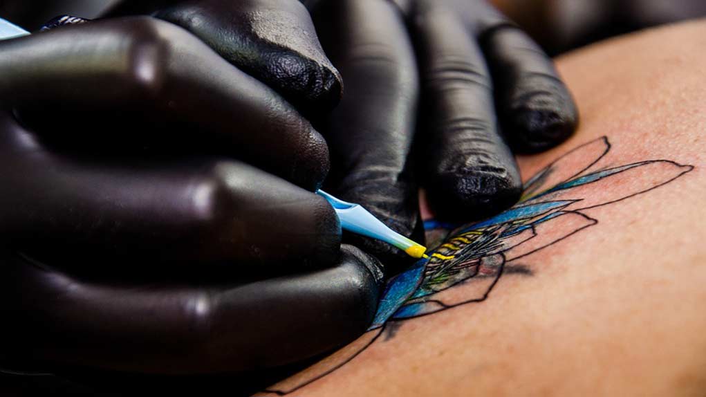 Κομοτηνή: Αποτυπώνουν με τατουάζ στα σώματά τους δυνατές συγκινήσεις της ζωής τους