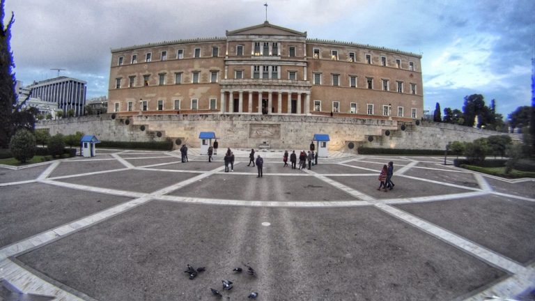 Στο «κόκκινo» το πολιτικό θερμόμετρο – Συζήτηση στη Βουλή για διαπλοκή-διαφθορά (video)
