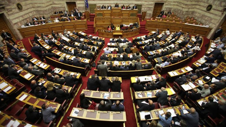 Σφοδρή αντιπαράθεση στη Βουλή για τη διαπλοκή