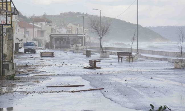 Χανιά: Πλημμύρισαν δρόμοι.. και ταλαιπωρία στις πτήσεις από την κακοκαιρία (video)