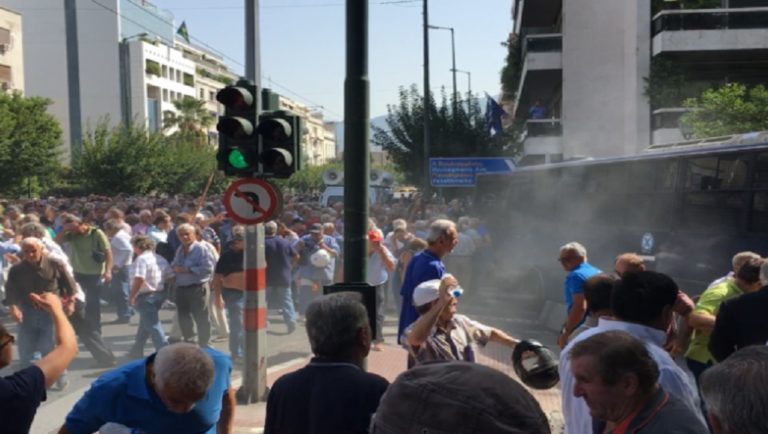‘Ενταση και μικροεπεισόδια στην πορεία των συνταξιούχων (video)