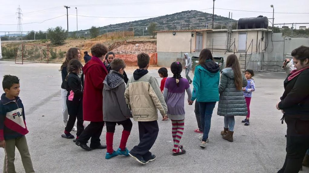 Βόλος: Ελληνόπουλα και προσφυγόπουλα στήσανε χορό
