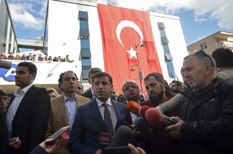 Τουρκία: Συλλήψεις βουλευτών του φιλοκουρδικού κόμματος HDP