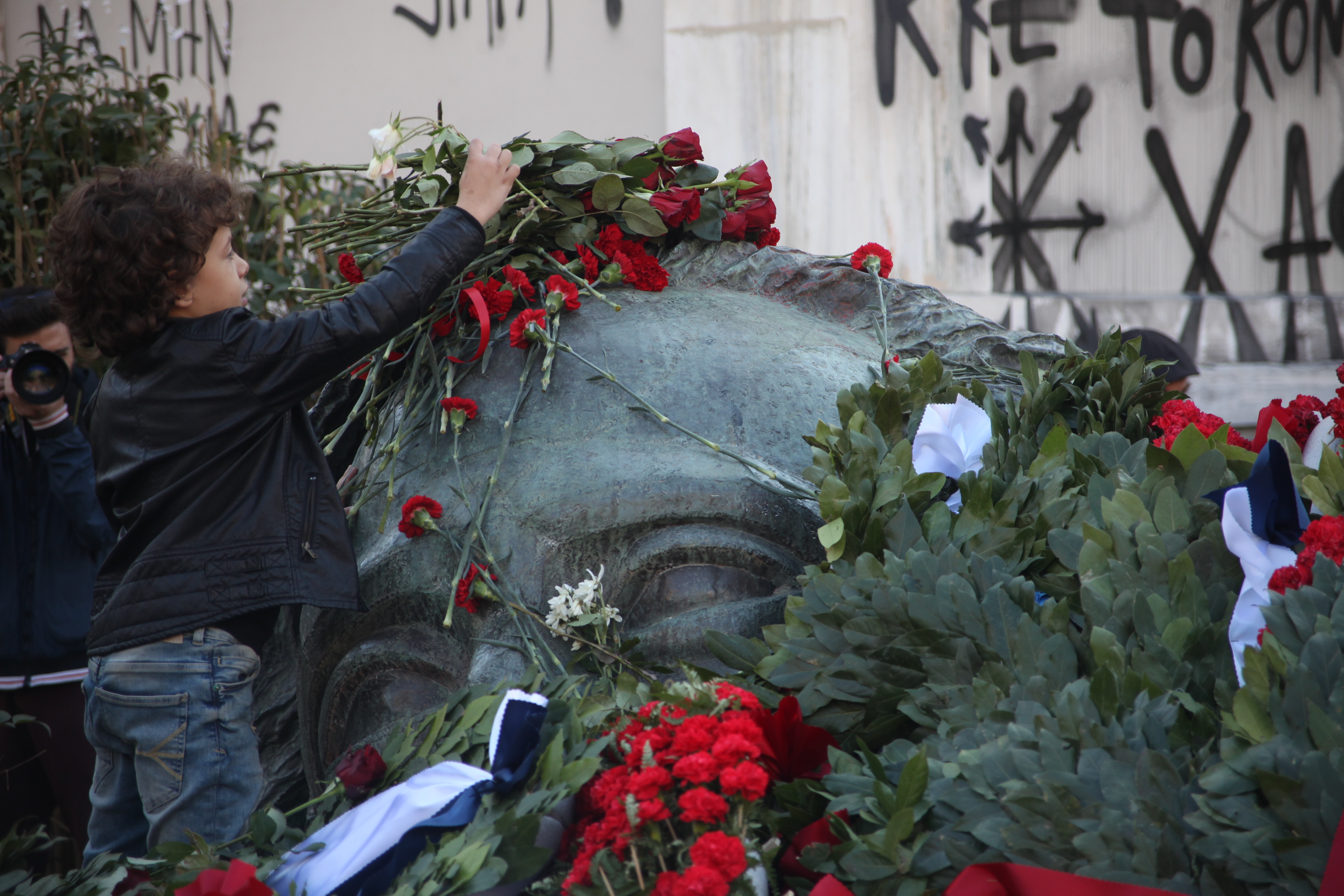 Πορεία τιμής και μνήμης στην επέτειο της εξέγερσης (video)