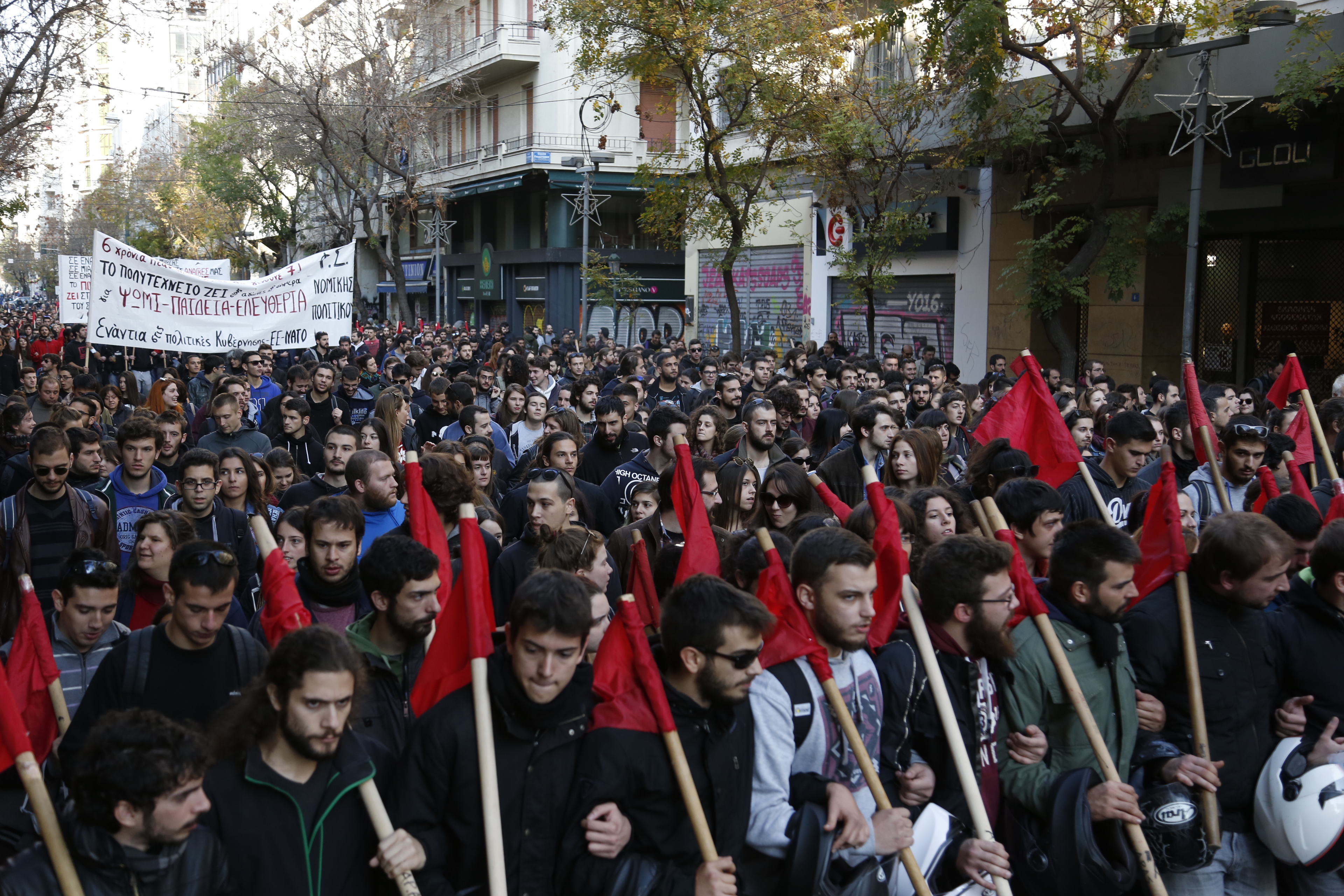 Πορεία τιμής και μνήμης στην επέτειο της εξέγερσης (video)