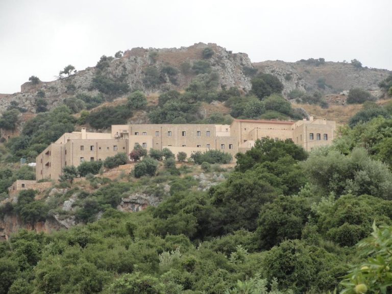 Ξενάγηση στο μοναστήρι της Αγ. Κυριακής, στο Βαρύπετρο