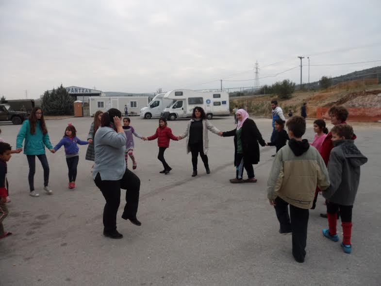 Βόλος: Ελληνόπουλα και προσφυγόπουλα στήσανε χορό