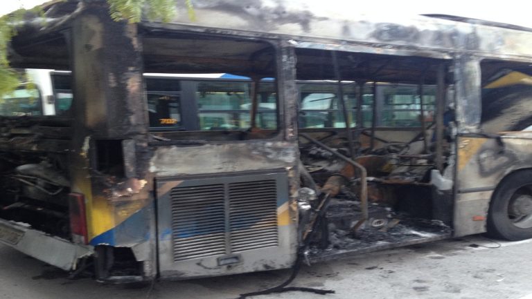 Φωτιά σε λεωφορείο με επιβάτες στη Μεσογείων