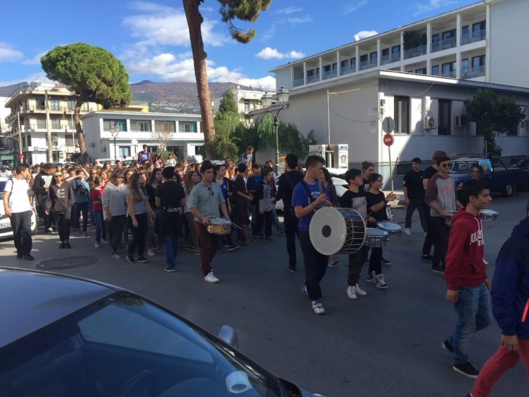 Βόλος: Διαμαρτυρία – πορεία από μαθητές του Μουσικού Σχολείου