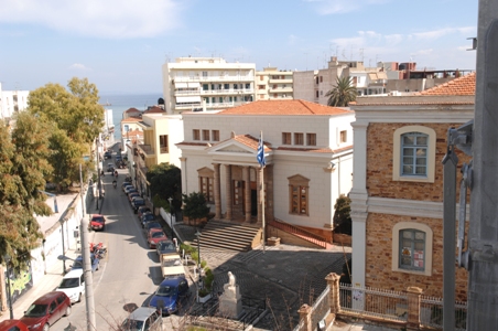 Χίος: Δώρισε σπάνια αρχεία στη Βιβλιοθήκη Κοραή