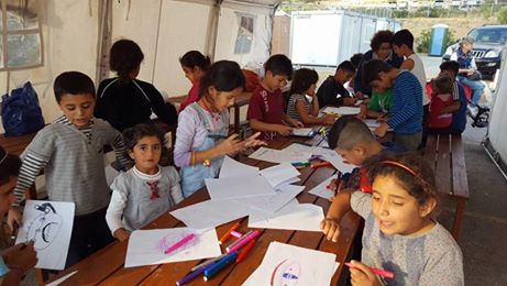 Βόλος: Καλωσόρισμα των προσφυγόπουλων στο νέο τους σχολείο – Καταδικάζουν την ξενοφοβία οι φορείς