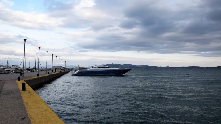 Σώθηκε μετά από βουτιά στη θάλασσα με το όχημα του