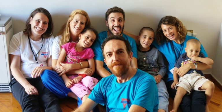 Αποχαιρέτισαν στη Θεσσαλονίκη οικογένεια προσφύγων που μετεγκαθίσταται στη Γερμανία