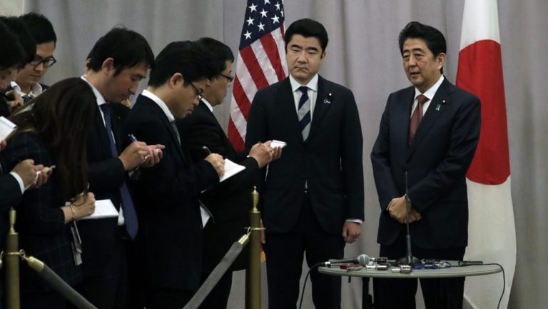 Εγκάρδια συνάντηση Τραμπ με τον Ιάπωνα πρωθυπουργό στη Νέα Υόρκη
