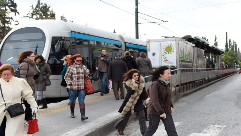 Απεγκλωβίστηκε ζωντανή η γυναίκα που παρέσυρε το Τραμ