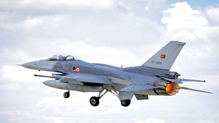 Ζεύγη τουρκικών F-16 πέταξαν πάνω από πέντε νησιά του Αιγαίου