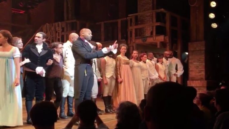 “Τα έψαλε” το Broadway στον εκλεγμένο αντιπρόεδρο Πενς (video)