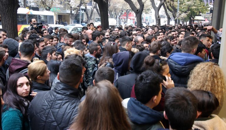 Ουρές για τις προσφορές της «Black Friday» (video)