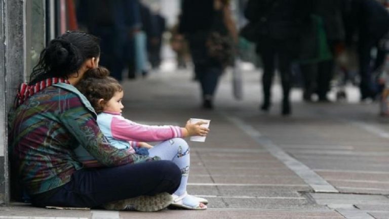“Η φτώχεια απειλεί 25 εκατομμύρια παιδιά” – Τρίτη η Ελλάδα μεταξύ των 28