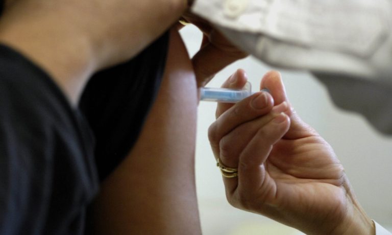Ξεπέρασαν οι εμβολιασμένοι σε αριθμό τα επιβεβαιωμένα κρούσματα παγκοσμίως