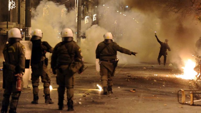 Mολότωφ κατά αστυνομικών στην πλατεία Κάνιγγος
