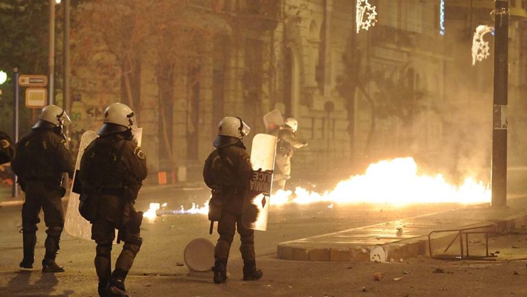 Εστίες έντασης γύρω από το Πολυτεχνείο (video)