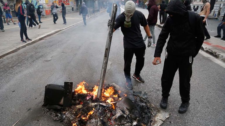 Ηρεμία έξω από το Πολυτεχνείο μετά τα επεισόδια