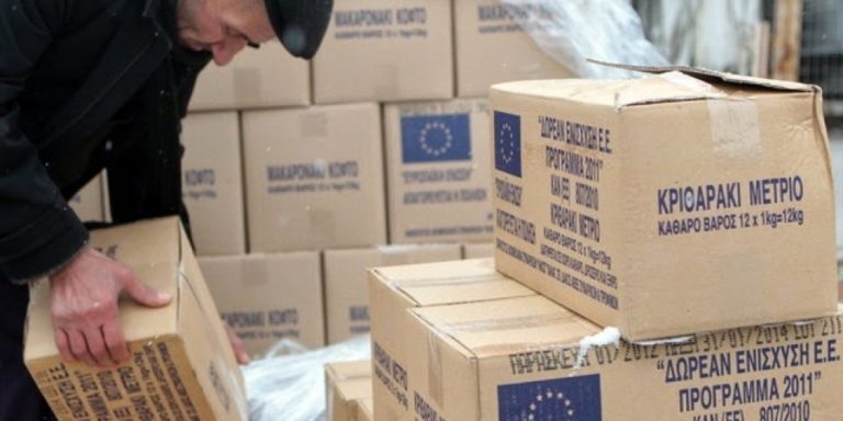 Μοιράζουν κοτόπουλα στους απόρους
