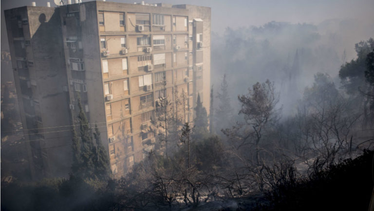 Τουλάχιστον 60.000 άνθρωποι απομακρύνθηκαν από τη Χάιφα λόγω πυρκαγιών