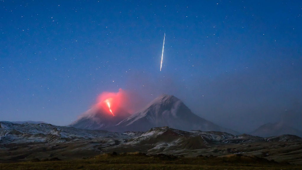 Η συγκλονιστική στιγμή όπου ένας μετεωρίτης και ένα ηφαιστείο… συναντιούνται