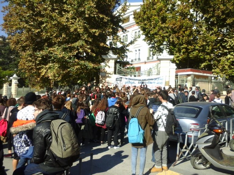 Μαθητική πορεία πραγματοποιήθηκε σήμερα στους δρόμους της Θεσσαλονίκης