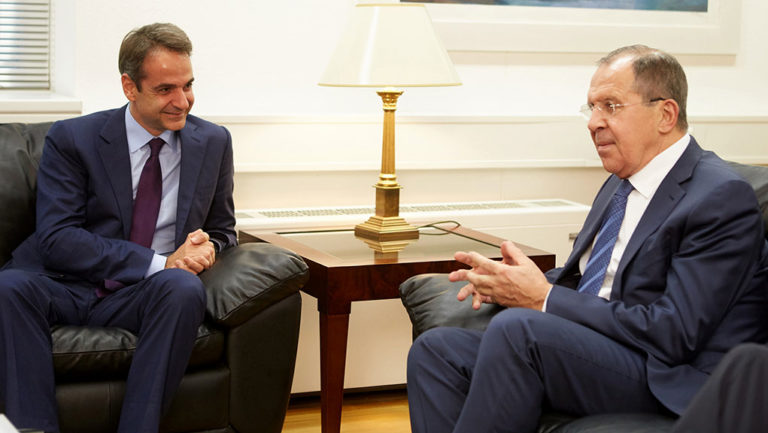 Σύμπτωση απόψεων Μητσοτάκη-Λαβρόφ στα θέματα σεβασμού του Διεθνούς Δικαίου
