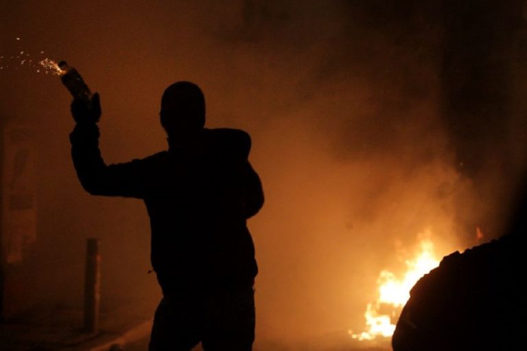 Επίθεση με μολότοφ εναντίον αστυνομικών στα Εξάρχεια