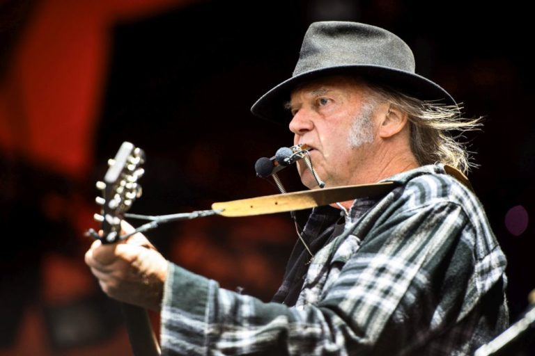 O Neil Young γιόρτασε τα γενέθλιά του στο Standing Rock