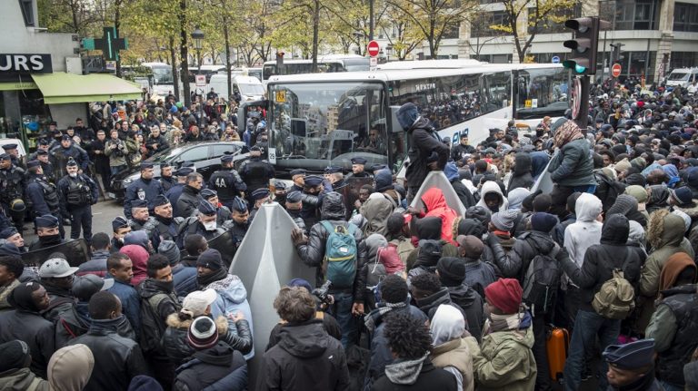 Χιλιάδες μετανάστες απομακρύνθηκαν από καταυλισμό στο Παρίσι