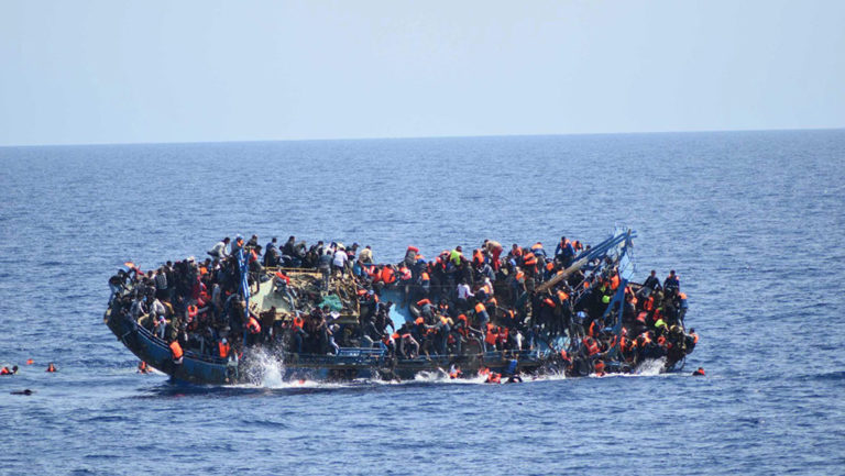 Εκατοντάδες Αφρικανοί μετανάστες εξαναγκάστηκαν από διακινητές να πέσουν στη θάλασσα