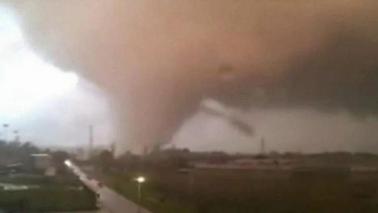 Φονικός ανεμοστρόβιλος στη Ρώμη (video)