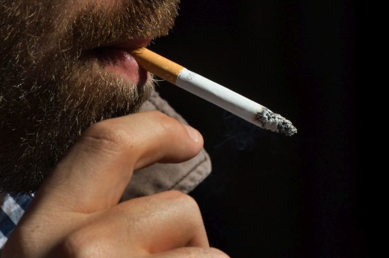 Το κάπνισμα συντομεύει τη ζωή των ασθενών με hiv