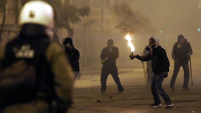 Πεδίο μάχης οι δρόμοι γύρω από το Πολυτεχνείο – Συλλήψεις και προσαγωγές (video)