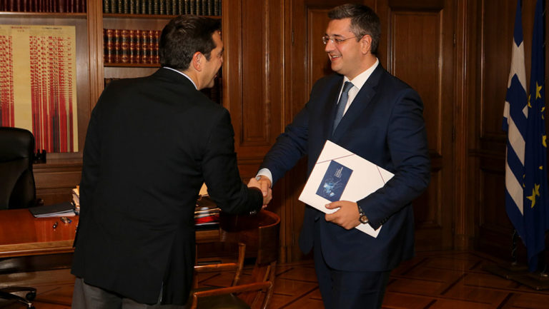 Συνάντηση Αλ. Τσίπρα με τον Απ. Τζιτζικώστα στο Μέγαρο Μαξίμου